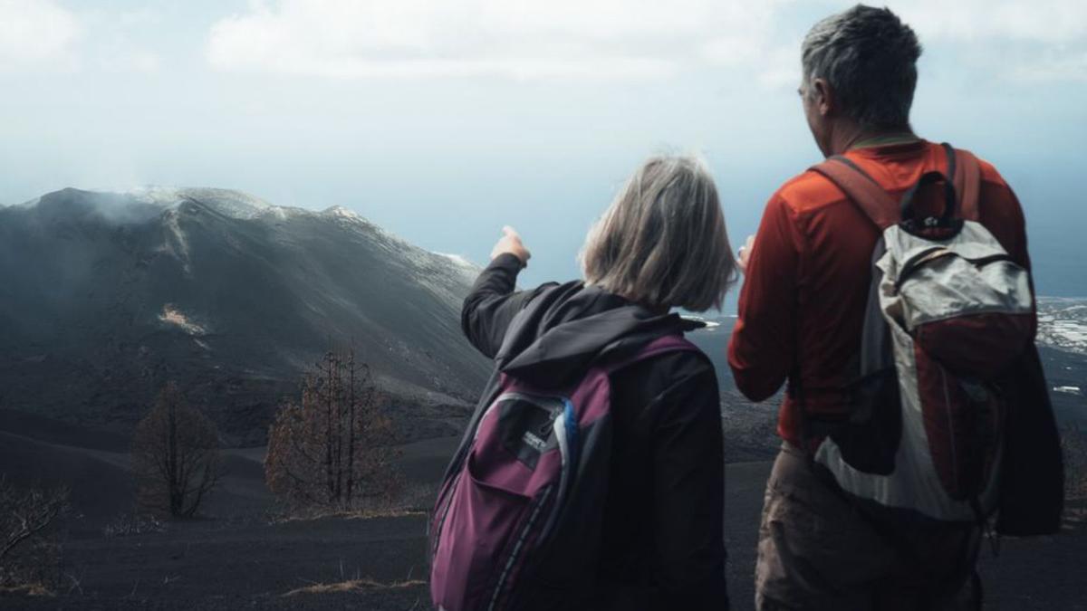 Montañeros observando el volcán.