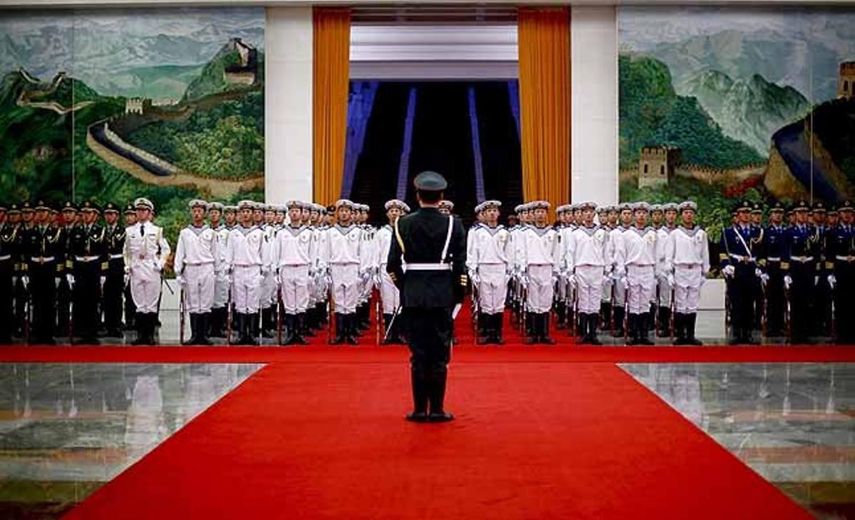 Membres de la guàrdia d’honor xinesa estan en posició durant la cerimònia de benvinguda a la primera ministra australiana, Julia Gillard, a Pequín (Xina).