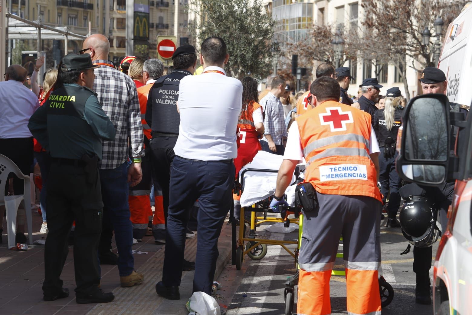 Alrededor de 20 personas resultan heridas en la mascletà al desviarse una carcasa