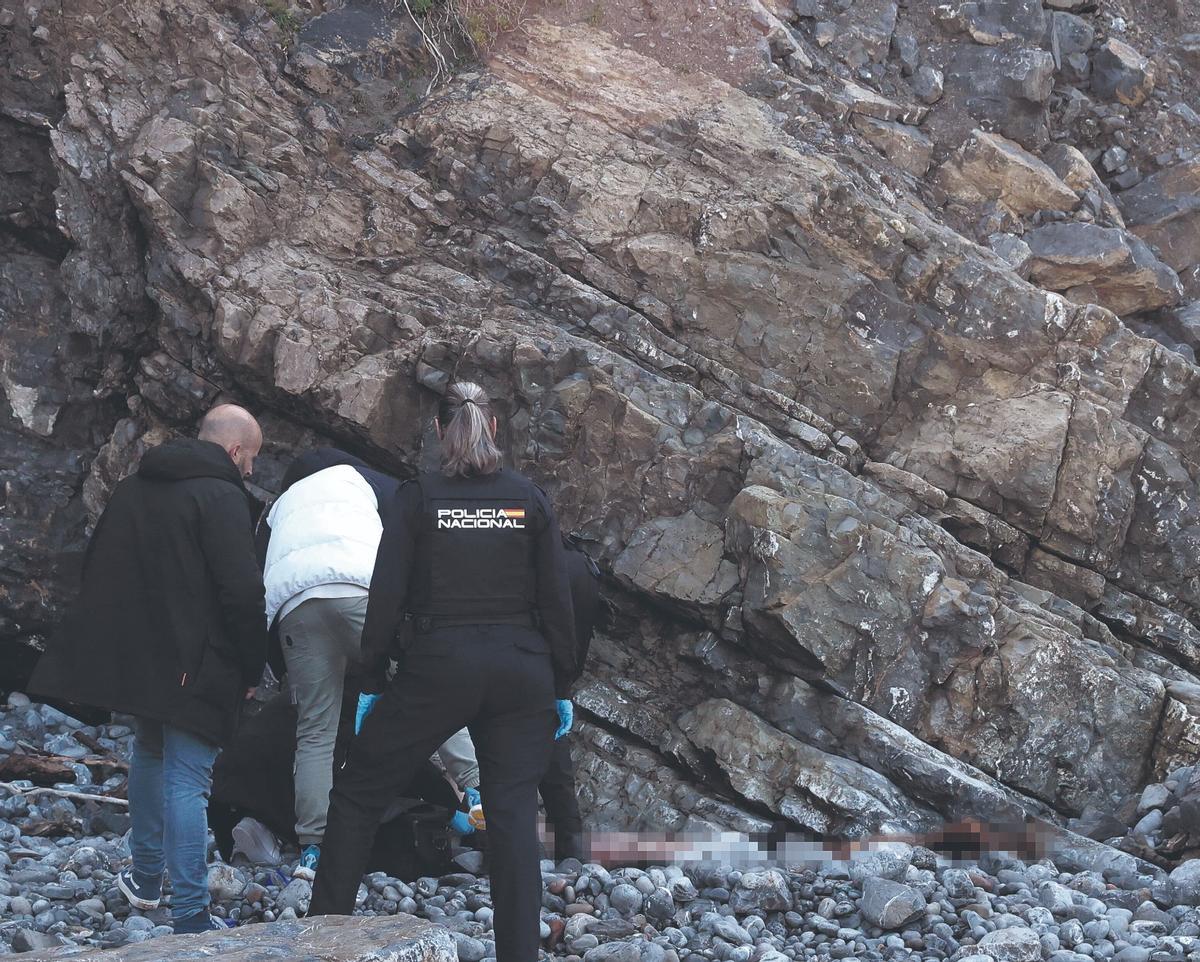 La Policía analizando el cuerpo encontrado en Peñarrubia