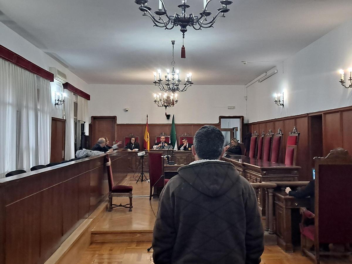 El hombre absuelto, durante el juicio en la Audiencia de Badajoz.