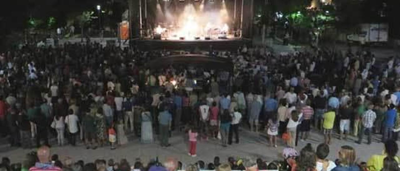 Público asistente al concierto del grupo &quot;Nuberu&quot; el lunes por la noche en el parque de Les Conserveres.