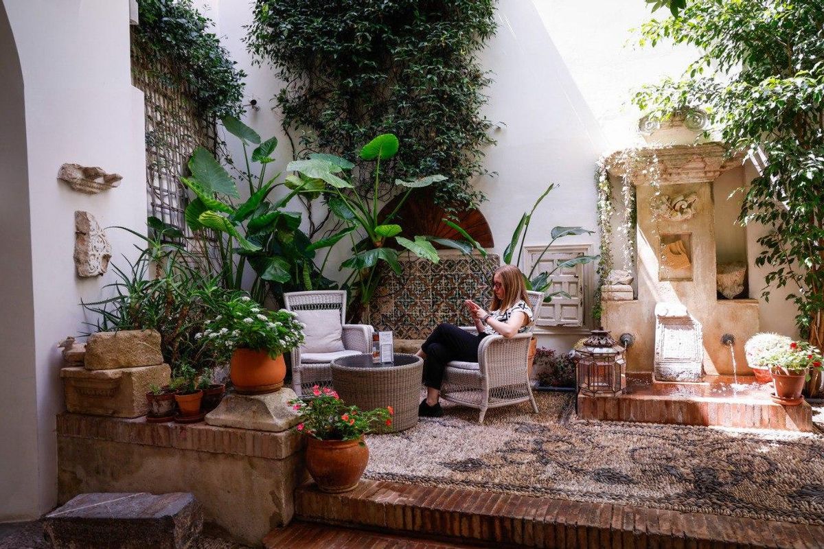 Patio con restos arqueológicos expuestos en el hotel Balcón de Córdoba.