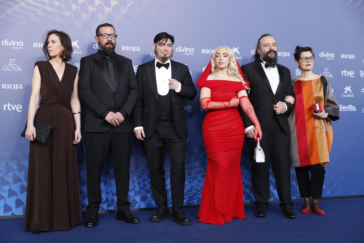 SEVILLA 11/02/2023.- El equipo de Irati, nominados a mejor guión adaptado, posa para los medios gráficos en la alfombra roja de la XXXVII Gala de los Premios de la Academia de Cine, los Goya, que se celebra este sábado en el Palacio de Congresos y Exposiciones FIBES de Sevilla. EFE/ Jorge Zapata