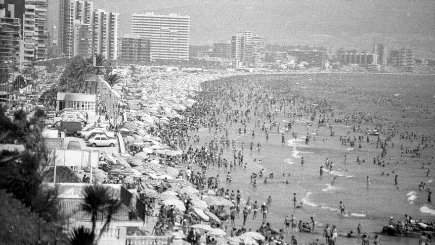 La playa de San Juan en Alicante: cuatro décadas entre las mejores del país