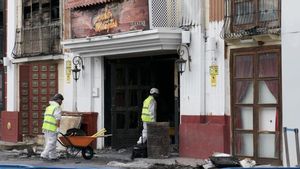 Fachada de Teatre y Fonda Milagros, después de los incendios.