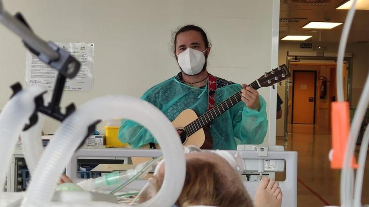 El musicoterapeuta Javier Alcántara, en la UCI del Hospital de Torrejón, Madrid.