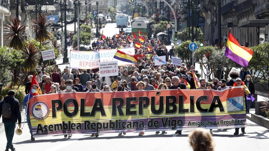 Doscientas personas toman las calles de Vigo para exigir el final de la monarquía