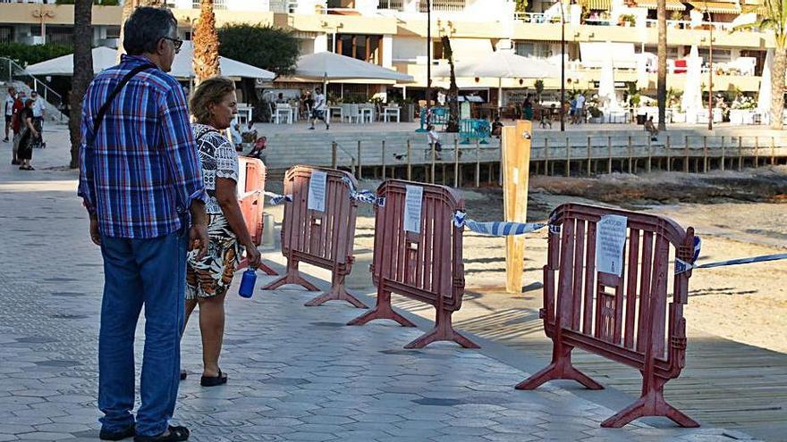 Policía para impedir el acceso a las playas de Vila en Sant Joan