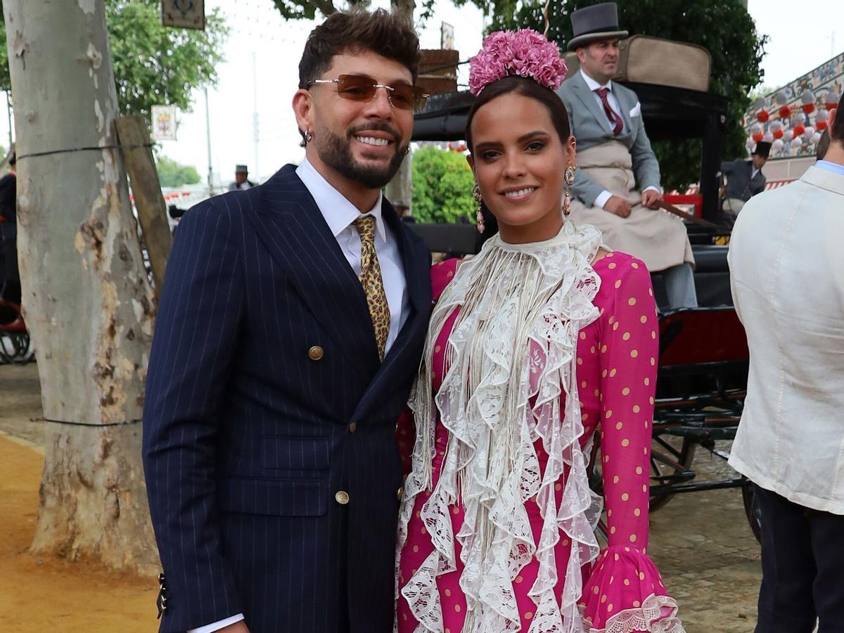 Gloria Camila Ortega y su novio, Álvaro García, durante la primera jornada de la Feria de Abril.