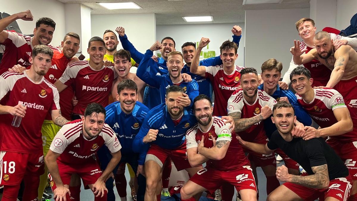 Los jugadores 'granas' celebran el triunfo