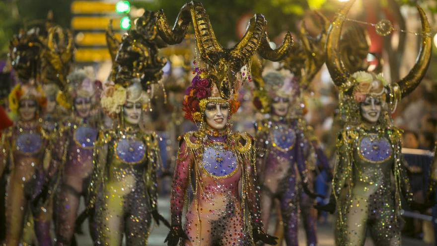 El desfile folclórico internacional de las Hogueras de Alicante llena de color las calles de la ciudad