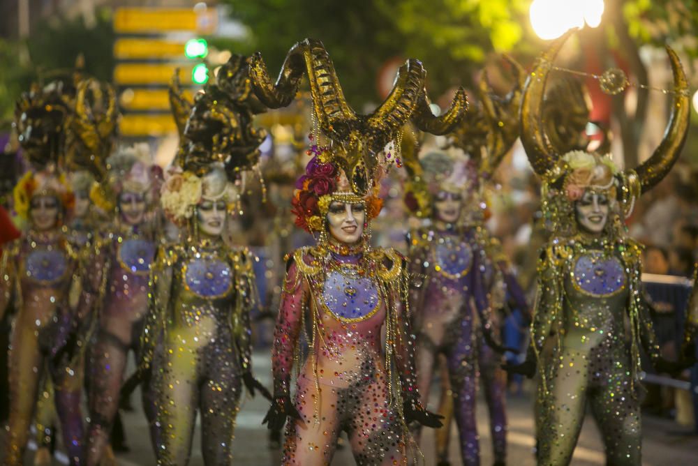 El desfile folclórico internacional de las Hogueras de Alicante llena de color las calles de la ciudad