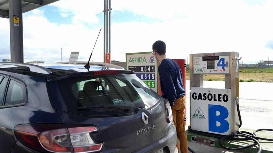 Un usuario reposta en la gasolinera de la cooperativa Agrinza, en Villalpando.
