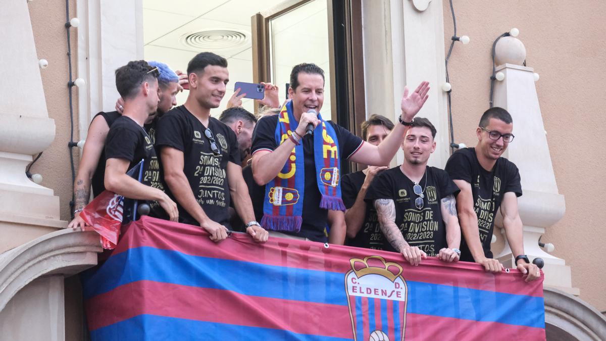 Un momento de la celebración del ascenso a segunda división del Deportivo Eldense, mientras Rubén Alfaro dedica unas palabras al club.