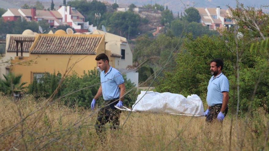 Operarios de la funeraria trasladan el cuerpo encontrado junto al Camino Nuevo.