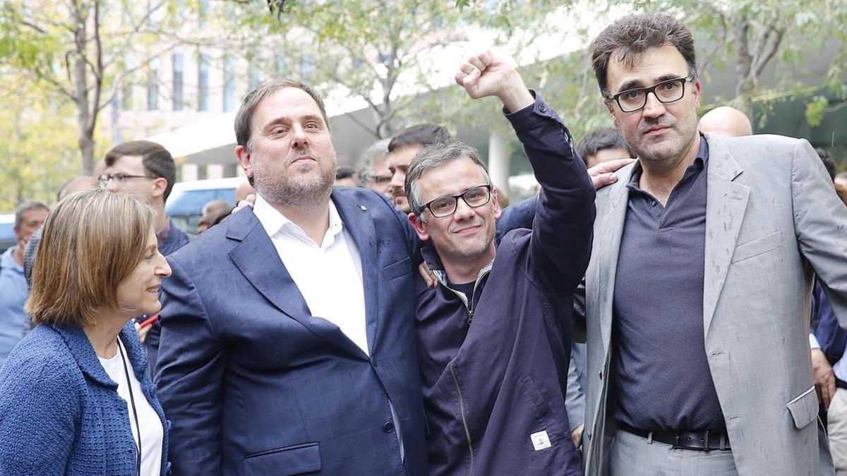 Carme Forcadell, Oriol Junqueras, Josep Maria Jové y Lluís Salvadó, a las puertas de la Ciutat de la Justícia, en septiembre.