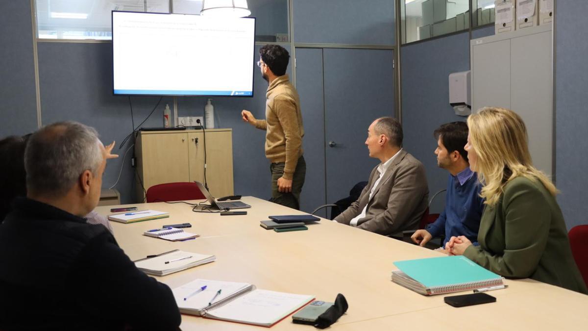 Reunión entre el Ayuntamiento de Xirivella, con la presencia de la alcaldesa Paqui Bartual, y Adif.