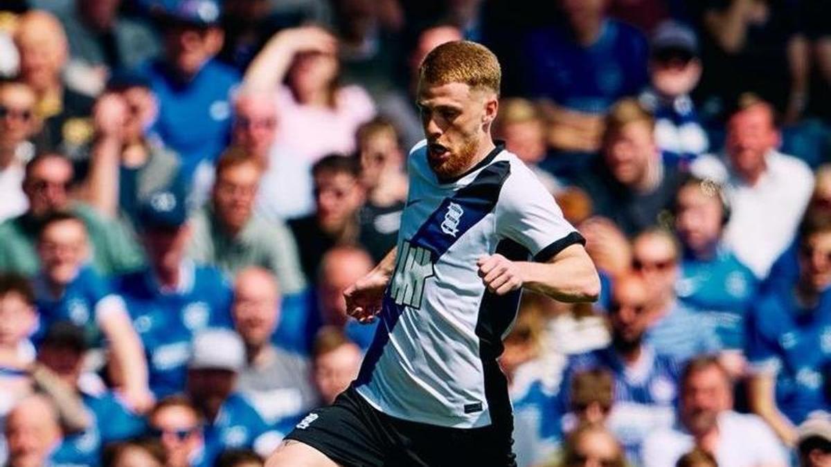 Carlos Vicente en un partido con el Birmingham City FC.