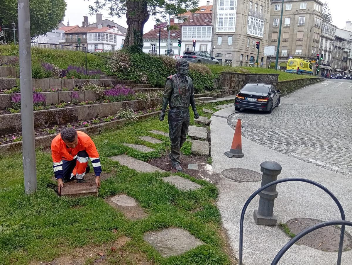 La estatua de Moncho Reboiras en Santiago aparece vandalizada con pintura roja