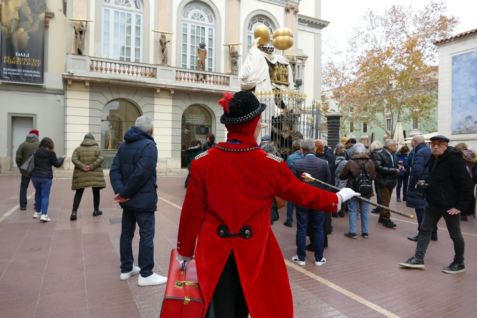 La Dona dels Nassos passeja pel centre de Figueres