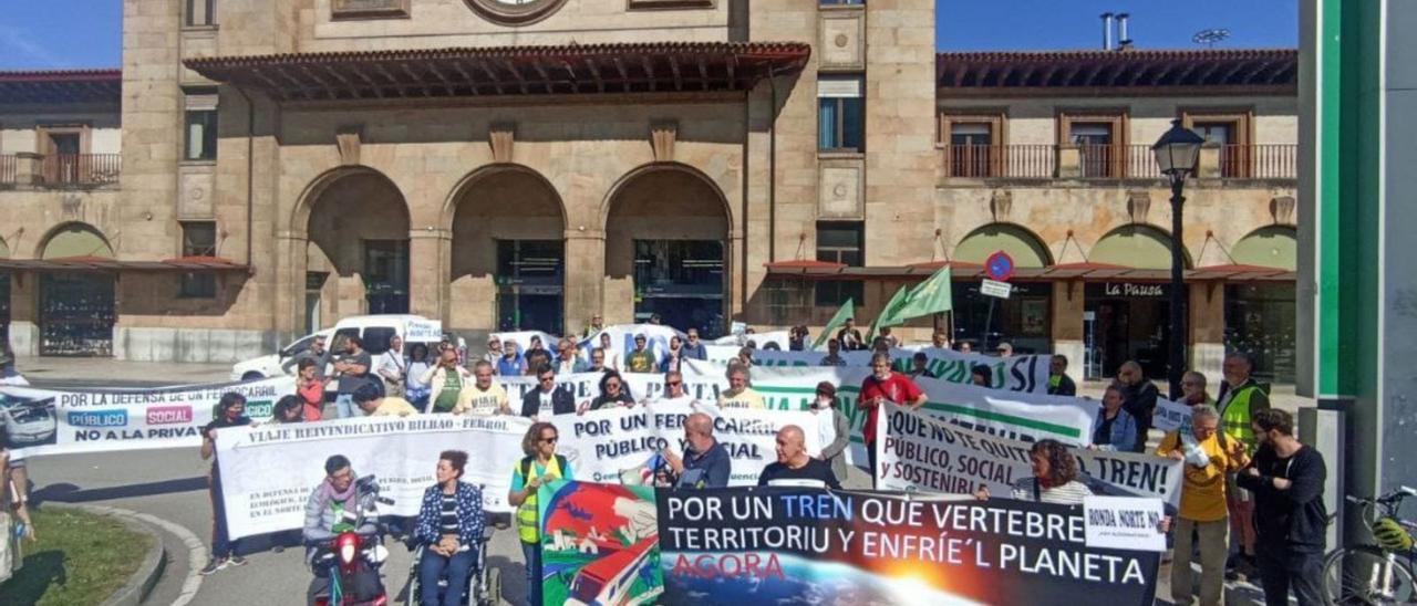 Un grupo de manifestantes, ayer, delante de la estación de Oviedo. | J. R. F.