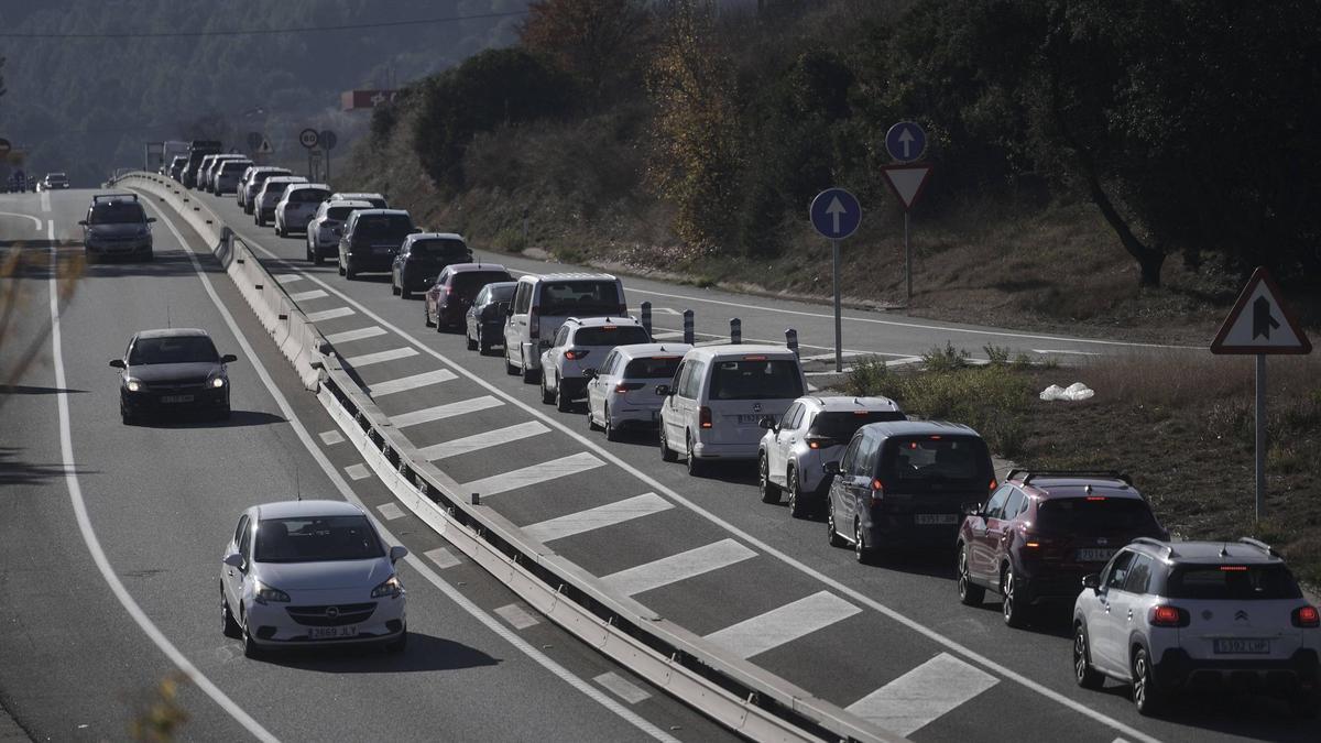 Cua de cotxes a la C-55, a Manresa, en plena operació tornada