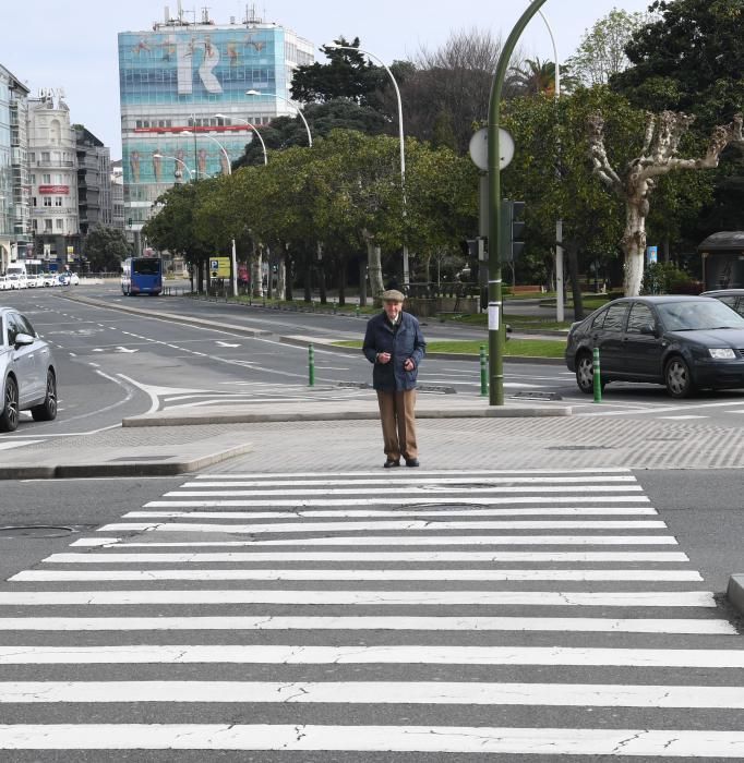 Calles vacías y actividad en los super de A Coruña