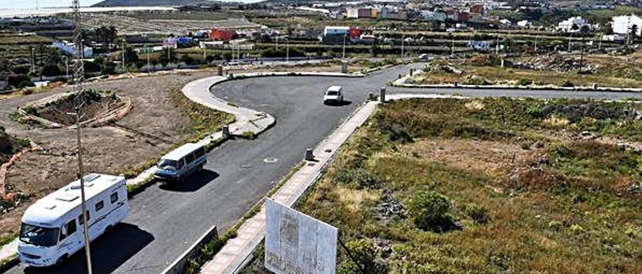 Mucha vegetación y escaso cemento. De las 149 parcelas que componen la frustrada urbanización de Arauz, solo en 11 hay alguna edificación aislada. Abundan sobre todo zonas de vegetación abundante, pero abandonada, con ratas y lagartos como residentes y junto a sus aceras rotas, zona de estacionamiento de vehículos.