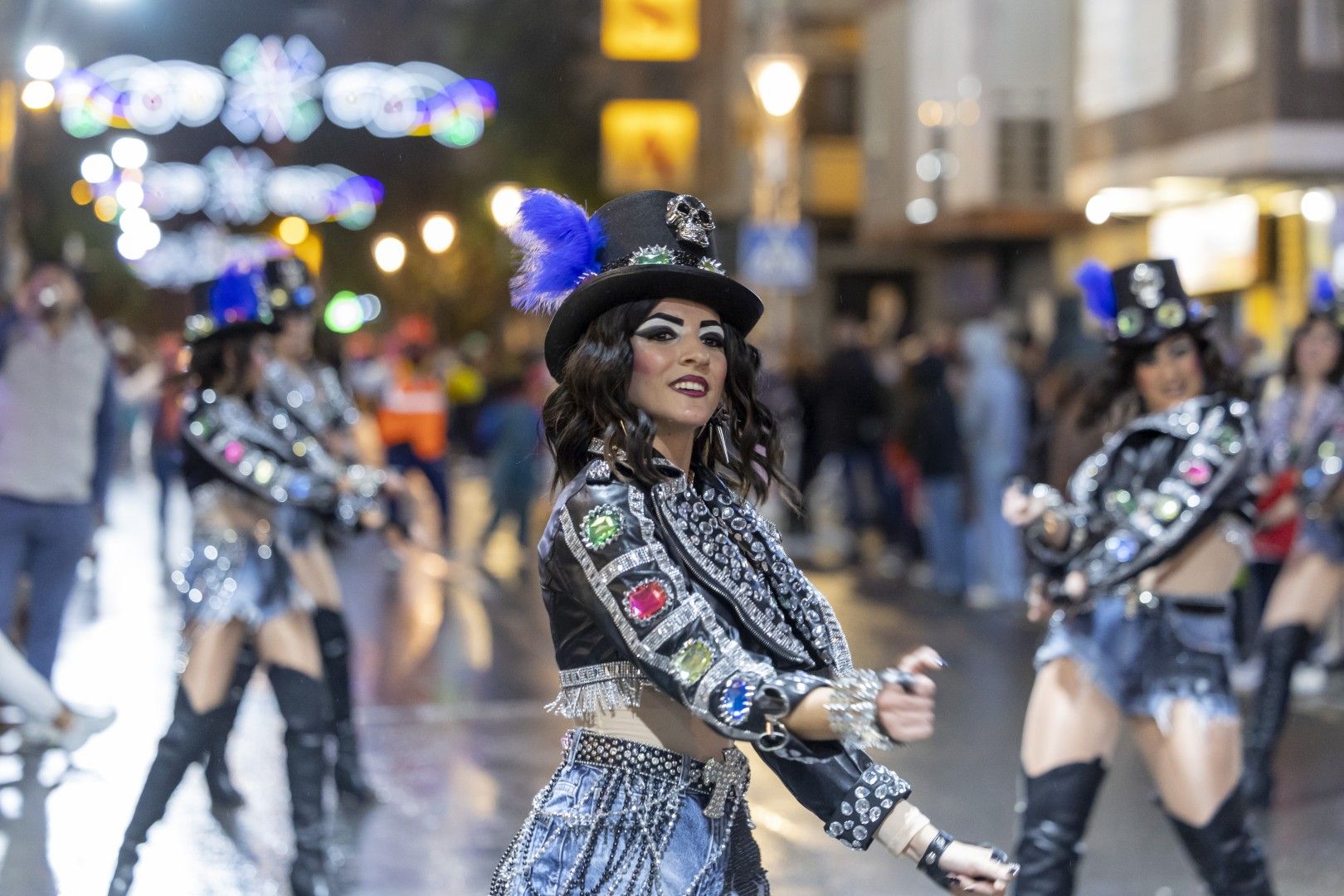 Aquí las mejores imágenes del desfile nocturno del Carnaval de Torrevieja 2025 que salió a la calle desafiando el viento y la lluvia