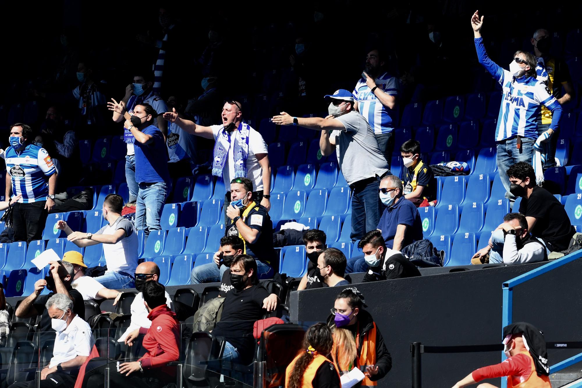 Recibimiento previo y decepción final de la afición en Riazor