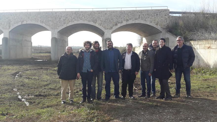 Autoridades autonómicas y municipales, hoy por la mañana en el cauce del torrent de Vinagrella, entre sa Pobla y Muro.