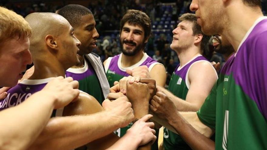 Los jugadores del Unicaja se felicitan tras ganar al Obradoiro, el pasado domingo, en partido correspondiente a la Liga Endesa.