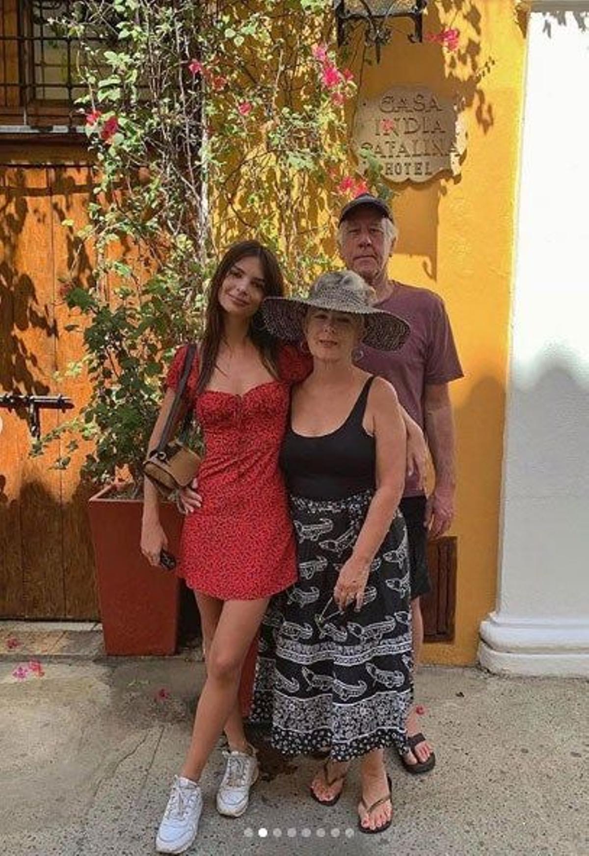 Emily Ratajkowski posa junto a sus padres en la puerta de su hotel en Cartagena