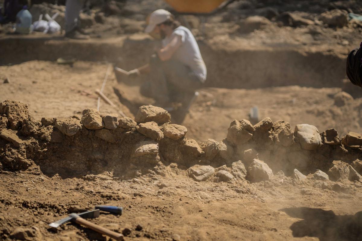 Trabajos arqueológicos en el yacimiento aflorado tras el descenso de Sierra Boyera.