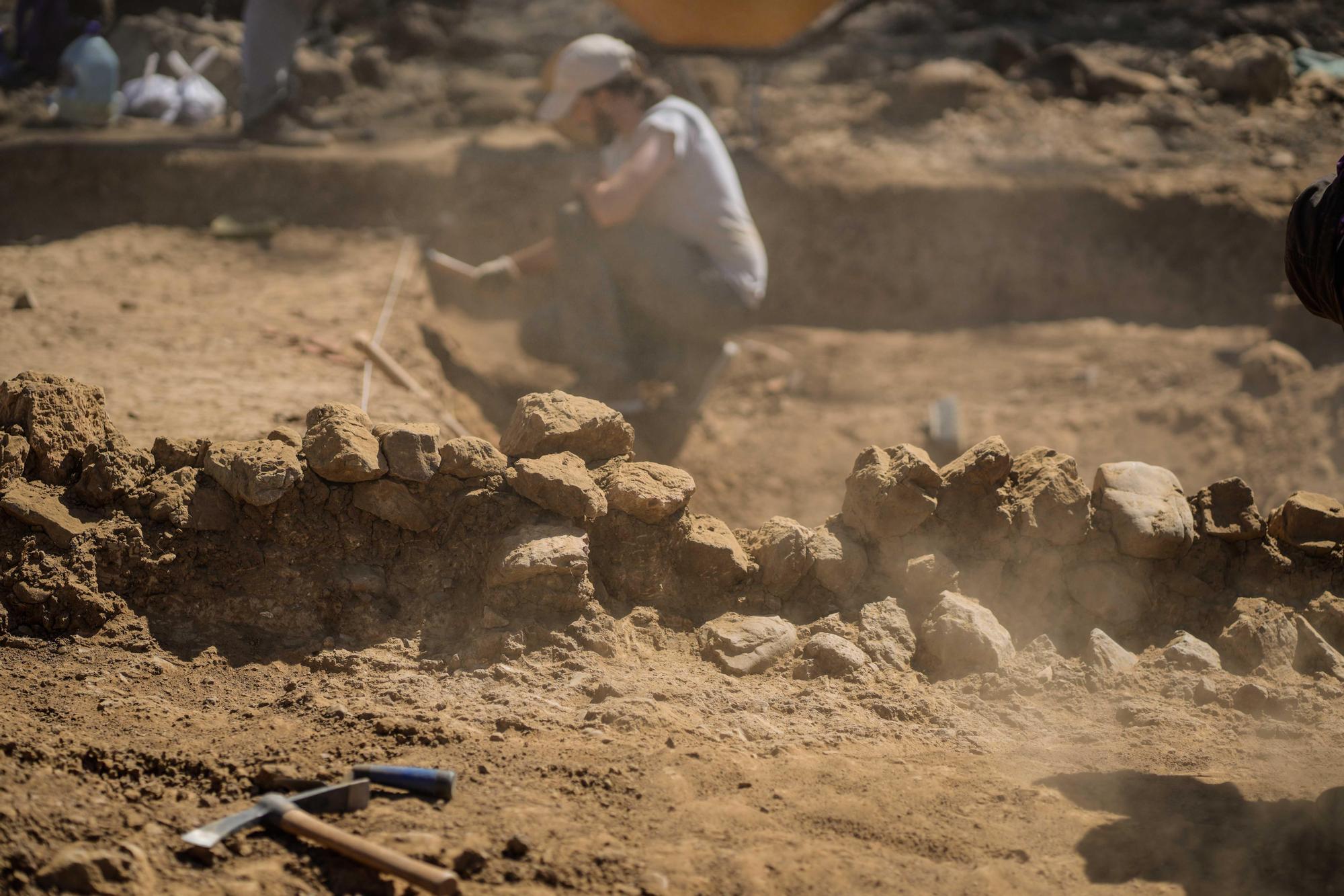 Trabajos arqueológicos en el yacimiento aflorado tras el descenso de Sierra Boyera.