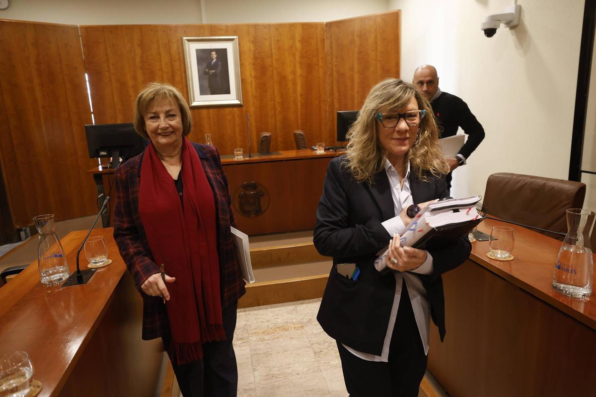 Monteserín (PSOE) y Llamazares (PP), ayer, abandonando el Pleno.