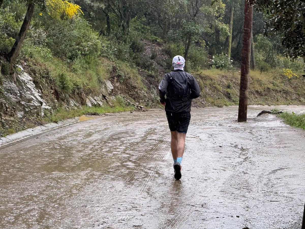 La lluvia se alía con Mossos y Guardia Urbana en el primer fin de semana de cierre de Collserola en Barcelona.