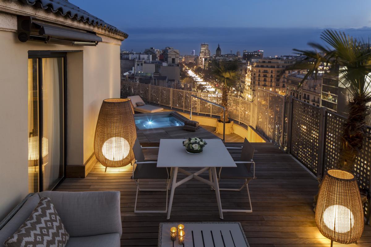 Vistas de Barcelona desde la terraza con jacuzzi de la Royal Penthouse premiada del Majestic.