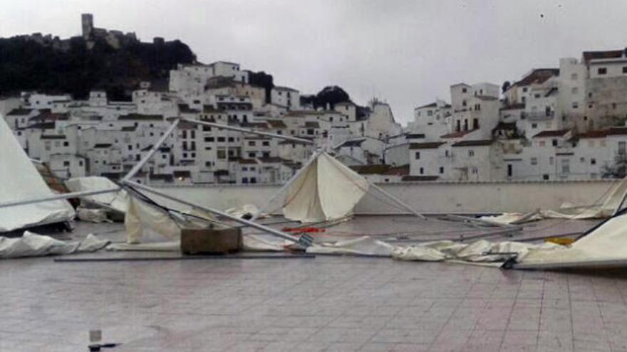 El temporal destrozó una carpa instalada en Casares.