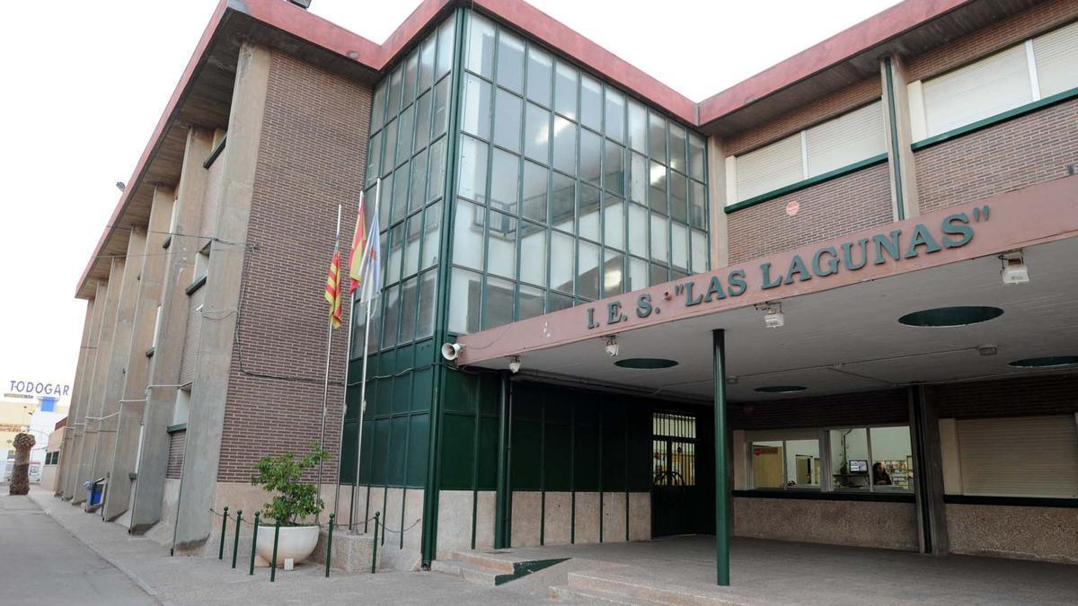Uno de los accesos principales al IES Las Lagunas