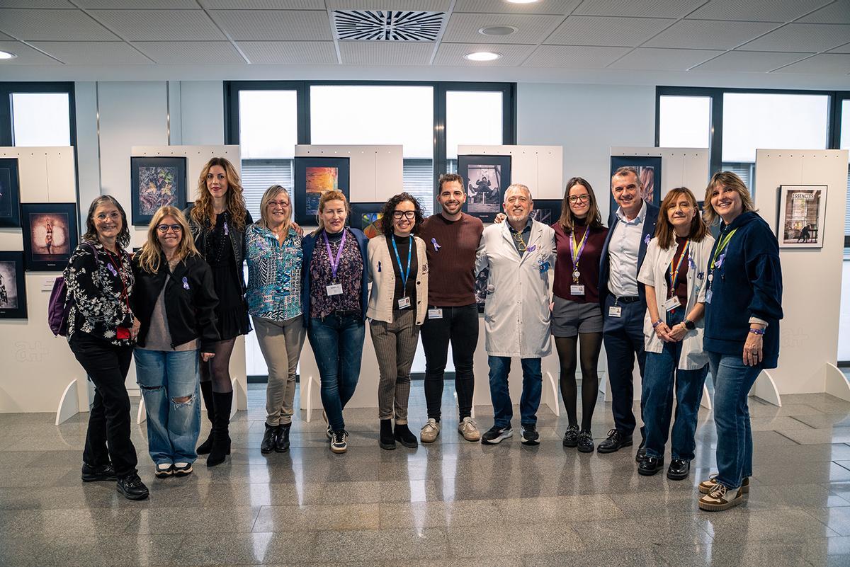 Fotògrafes i personal d'Althaia que ha fet possible l'exposició