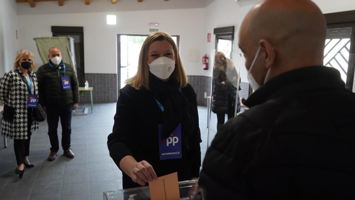 Isabel Blanco, en el momento de votar en Monfarracinos.