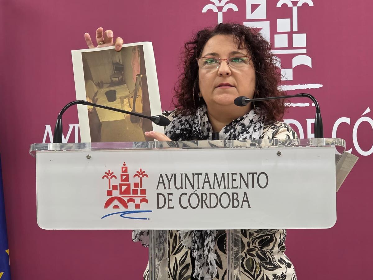 La concejala del PSOE Alicia Moya muestra la imagen de una vivienda de Las Moreras.