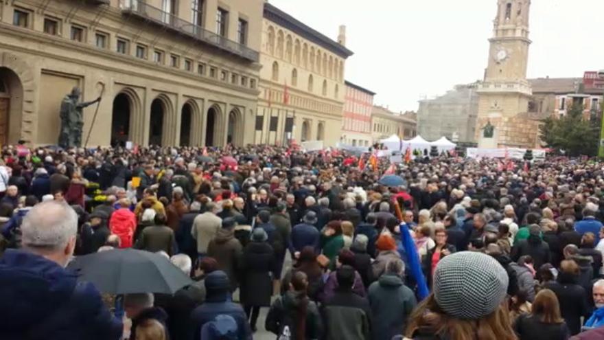 Concentración de pensionistas en la Plaza del Pilar