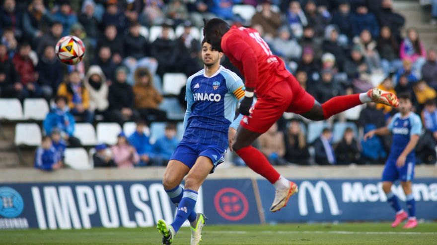 Marcos Mendes remata de cabeza en el Lleida-Hércules de la primera vuelta.