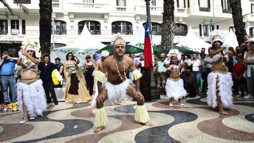 Chilenos de la Isla de Pascua muestran sus bailes típicos en medio de la Explanada.