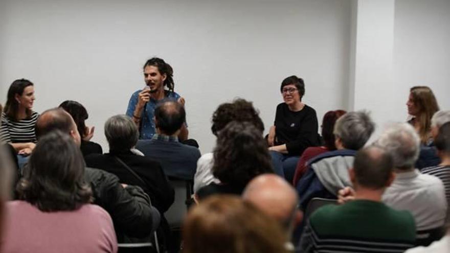 El secretario de organización de Podemos, Alberto Rodríguez, junto a Pilar Lima, ayer en València.