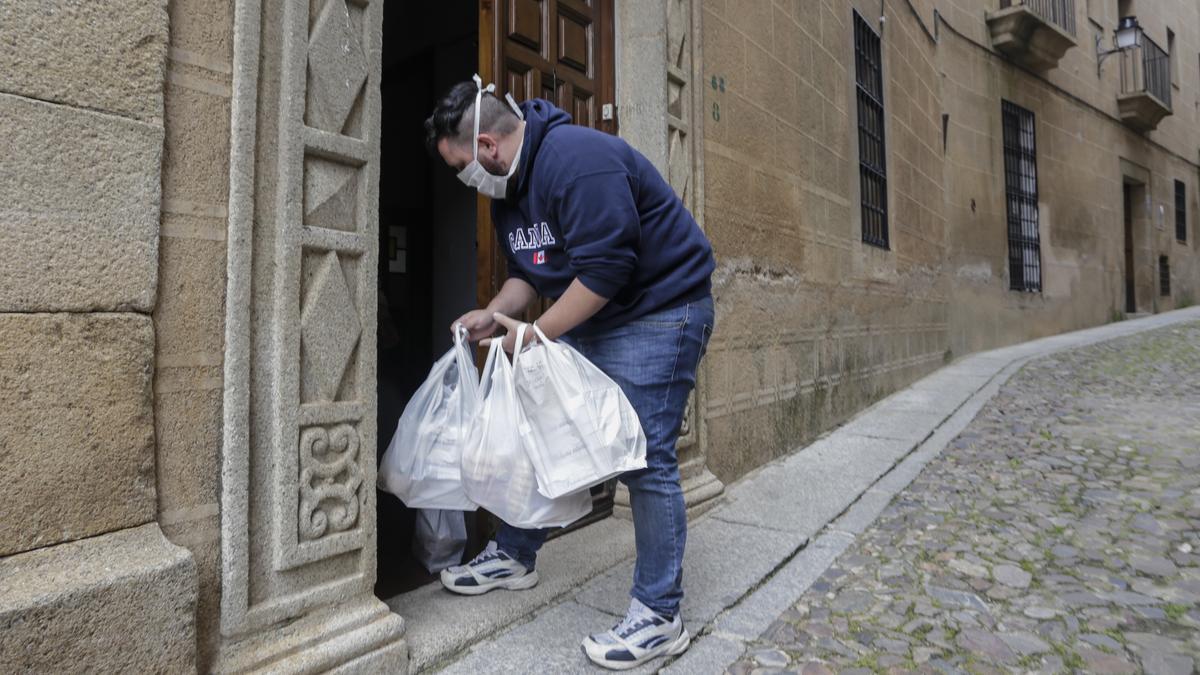 Un voluntario de la diócesis deja comida en un convento.