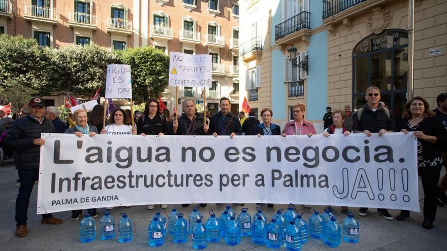 Vecinos y vecinas de Palma, con garrafas, durante la protesta que tuvo lugar en València. | LEVANTE-EMV